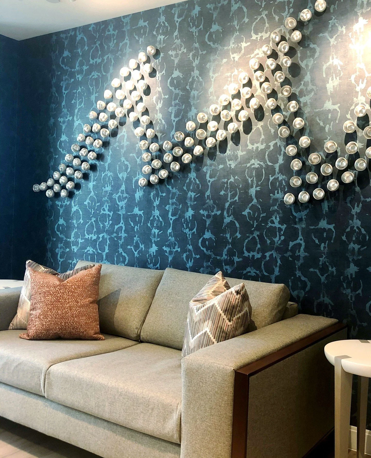 Making waves in this Florida lounge 🌊 We used sculptural wall decor as art to create movement and texture - proof that statement pieces don&rsquo;t always need a frame⁠
.⁠
.⁠
.⁠
.⁠
#mydesign #FloridaStyle #LoungeGoals #WallArt #CoastalVibes #Hospita