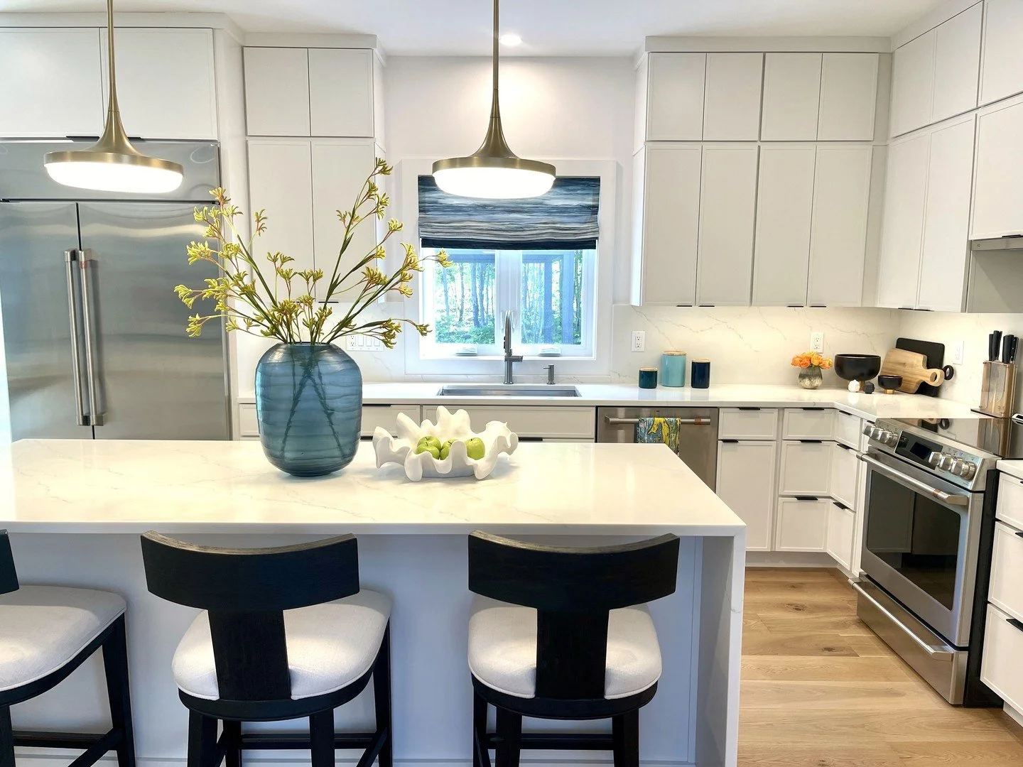 Bright, fresh, and full of summer energy 🩵⁠
.⁠
.⁠
.⁠
.⁠
#mydesign #SummerVibes #KitchenDesign #BrightAndFresh #ModernKitchen #WhiteKitchen #ColorfulAccents #BrightInteriors #FreshDesign #InteriorInspo #KitchenGoals #ContemporaryDesign #VibrantSpaces