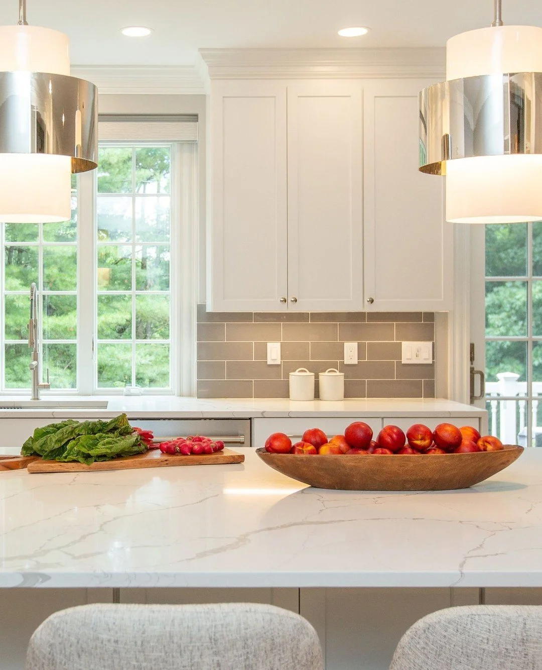 Wood accents bring life and warmth to a crisp white kitchen. Always try to match the tones of your wood floor 🤍⁠
.⁠
.⁠
#PelhamNHInteriorDesign #SouthernNHDesign #NHInteriorDesigner