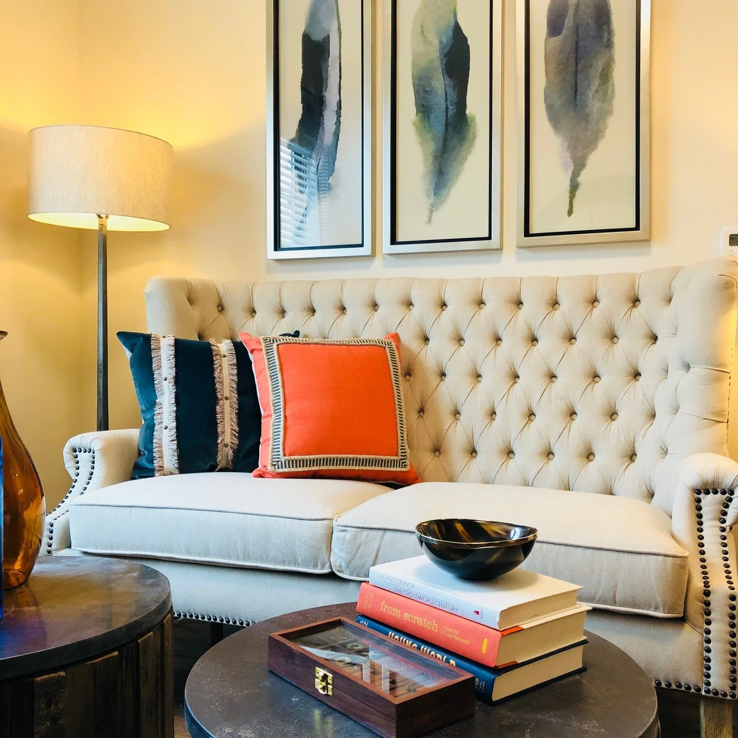 Cozy little nook with all the fall vibes⁠
.⁠
.⁠
#FallDecor #CozyCorners #NHInteriorDesign