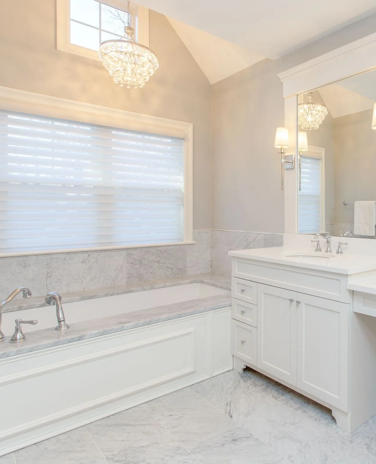 A bathroom that is pure, classic, and forever in style 🤍⁠
.⁠
.⁠
#PelhamNHInteriorDesign #SouthernNHDesign #NHInteriorDesigner