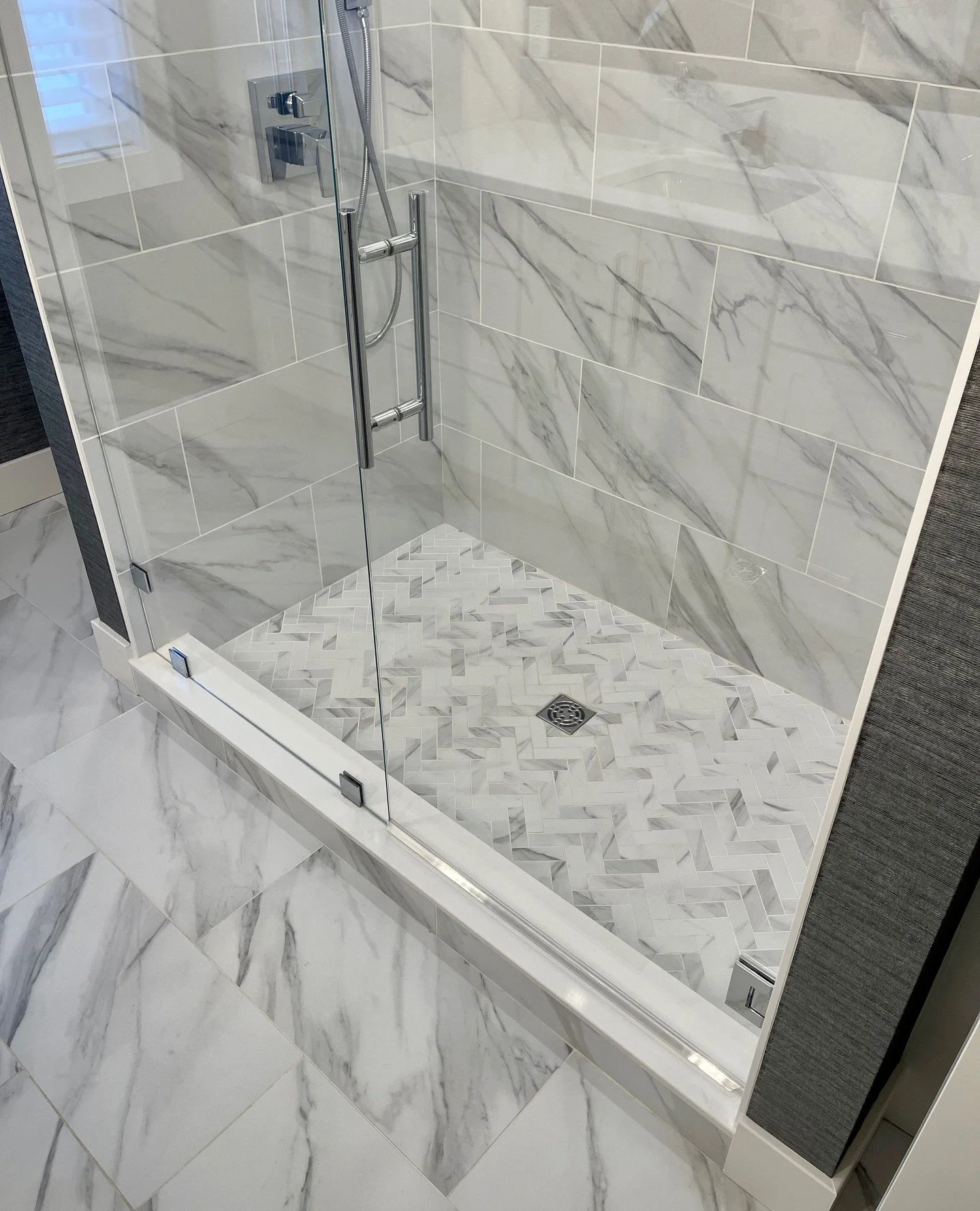 Showing that classic doesn&rsquo;t have to mean boring 🩶⁠
.⁠
.⁠
#PelhamNHInteriorDesign #SouthernNHDesign #NHInteriorDesigner