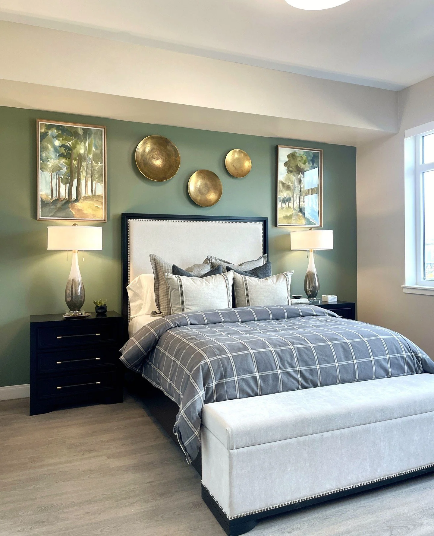 Plaid, dark woods, and earthy hues create structure, while soft curves and warm accents bring the comfort 🖤⁠
.⁠
.⁠
#NewHampshireInteriorDesign #NHInteriorDesigner #PelhamNH #BedfordNH #WindhamNH #LexingtonMA #AndoverMA #AmherstNH⁠