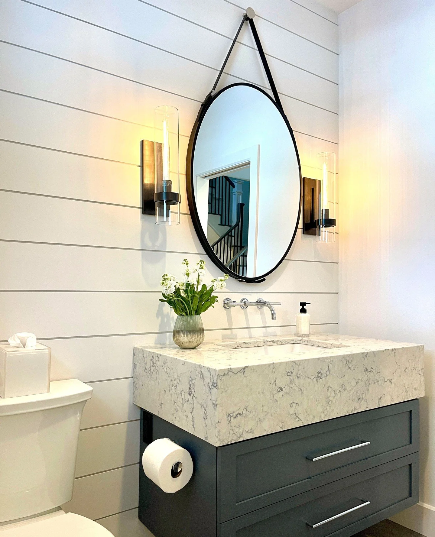 One of my favorite spaces in this Amherst, NH new build. A farmhouse Powder Room with a custom vanity that everyone will actually remember⁠
.⁠
.⁠
#NewHampshireInteriorDesign #NHInteriorDesigner #PelhamNH #BedfordNH #WindhamNH #LexingtonMA #AndoverMA 