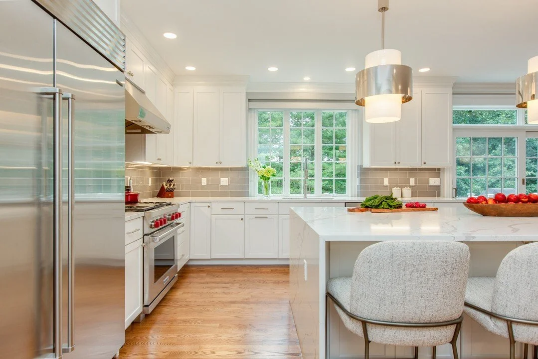 If your white kitchen feels flat, it&rsquo;s not the color - it&rsquo;s the details.⁠
This one gets it right with warmth, texture, mixed metals, and stone that actually has movement 🤍⁠
.⁠
.⁠
#WhiteKitchen #TimelessKitchen #KitchenDesignNH #NewHampsh