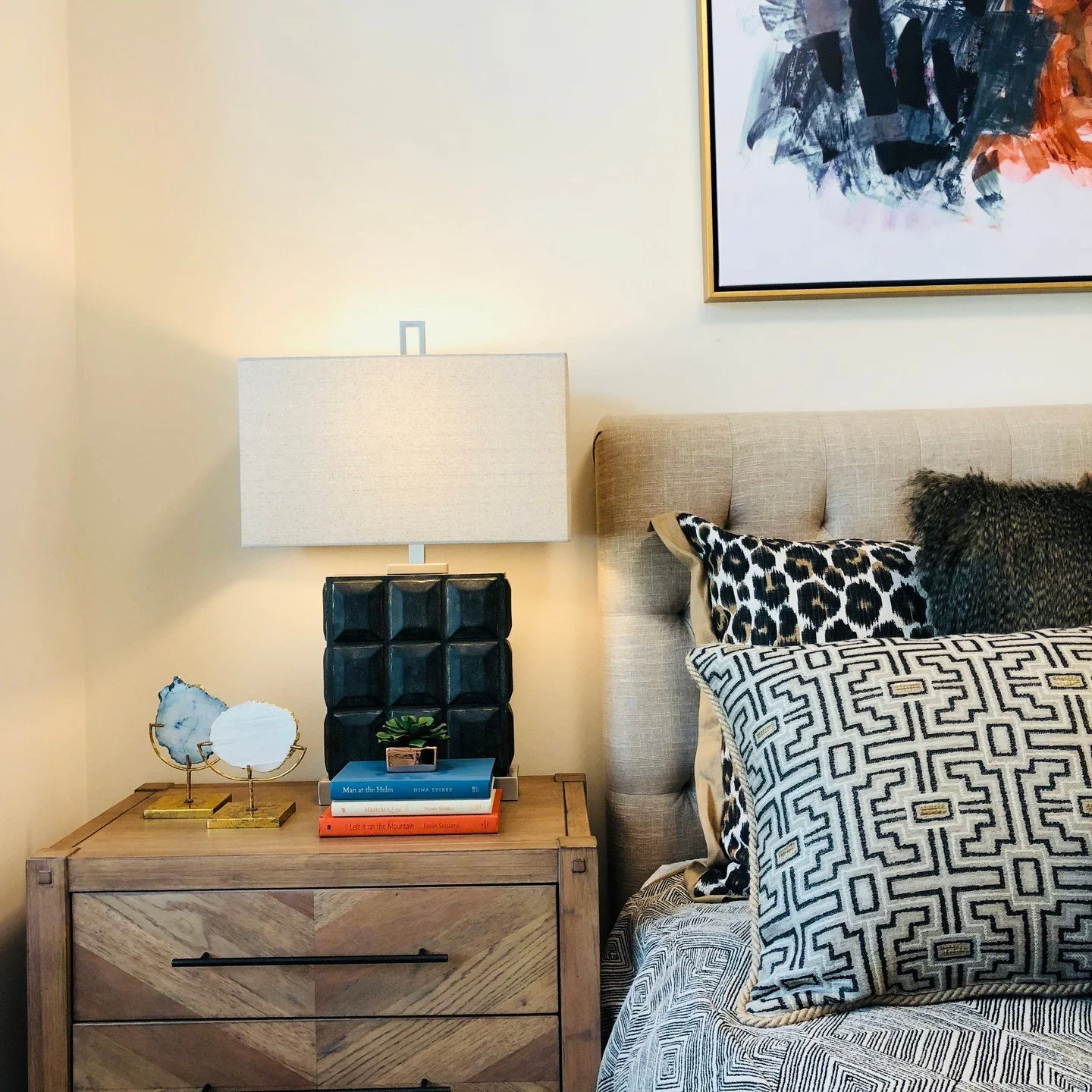 Just a little close-up of this bedroom design. Earthy textures, layered patterns, and a few masculine tones that tie it all together⁠
.⁠
.⁠
#PelhamNHInteriorDesign #SouthernNHDesign #NHInteriorDesigner #ModelApartment #NHBuilders #LuxuryApartmentDesi