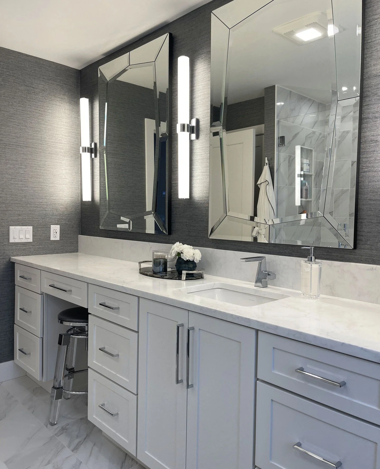 Charcoal vinyl grasscloth for contrast, texture, and just the right amount of drama 🩶⁠
.⁠
.⁠
.⁠
#NewHampshireInteriorDesign #NHInteriorDesigner #PelhamNH #BedfordNH #WindhamNH #LexingtonMA #AndoverMA #AmherstNH