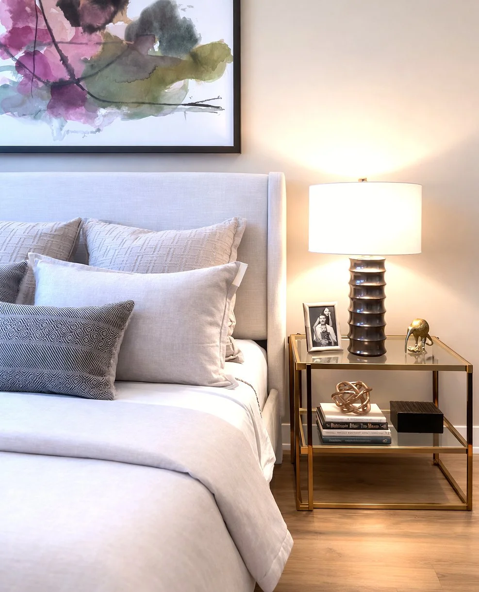 A soft Bedroom with earthy tones and just enough color 🩷⁠
.⁠
.⁠
#PelhamNHInteriorDesign #SouthernNHDesign #NHInteriorDesigner #ModelApartment #NHBuilders #LuxuryApartmentDesign #MultifamilyDesign #ADID #PelhamNHInteriorDesignServices #WindhamNHInter