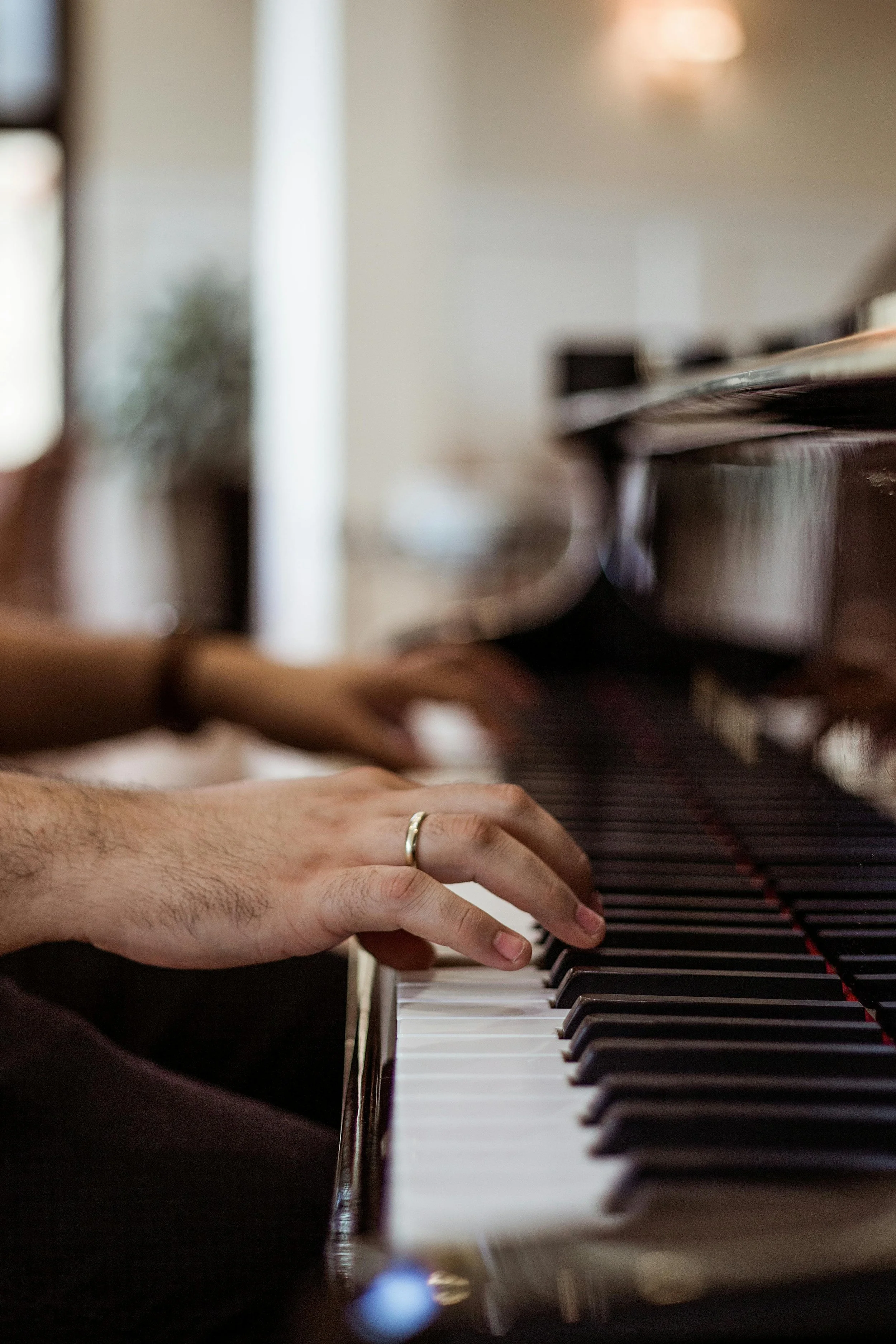 Picture of a man''s hands on a piano