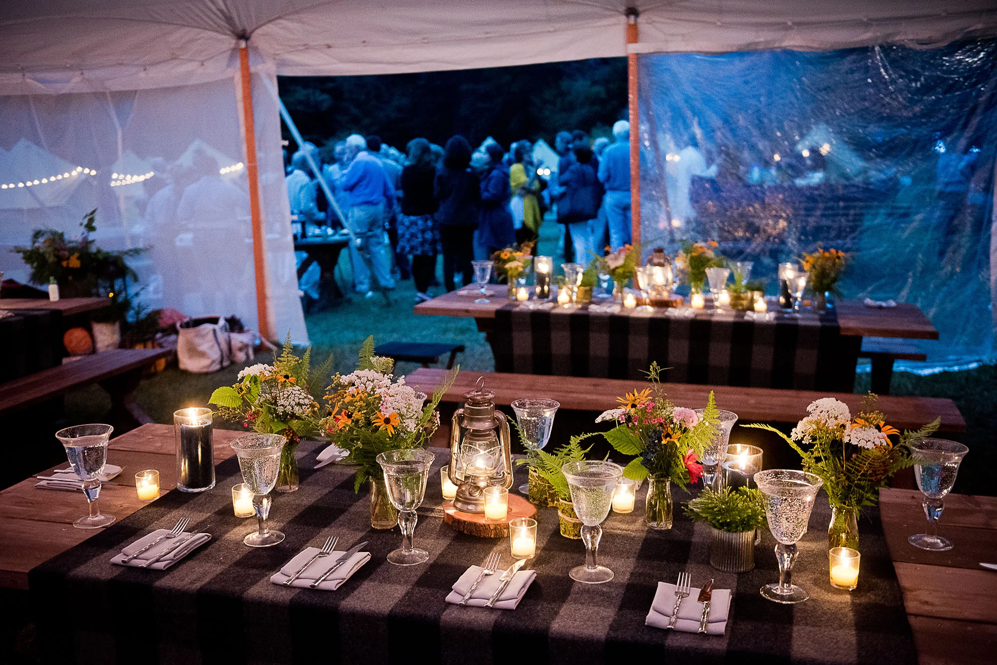 plaid_table_cloths_reclaimed_wood_wedding_table.jpg