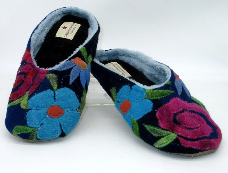 LADIES SLIPPERS 9-10 — The Bag Ladies of Sequim, WA display picture 2