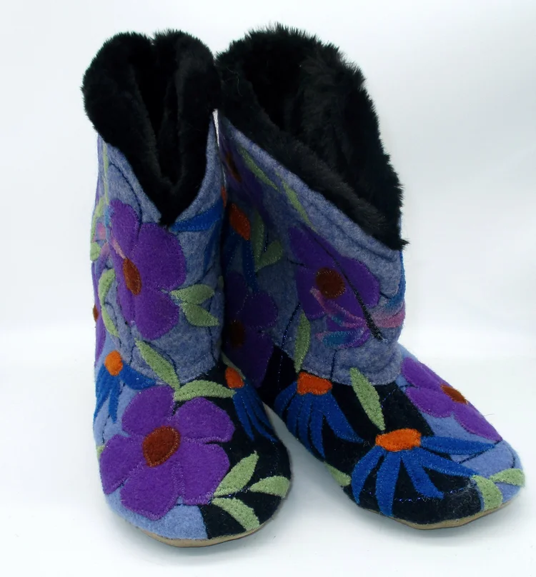 LADIES SLIPPERS 7-8 — The Bag Ladies of Sequim, WA display picture 1