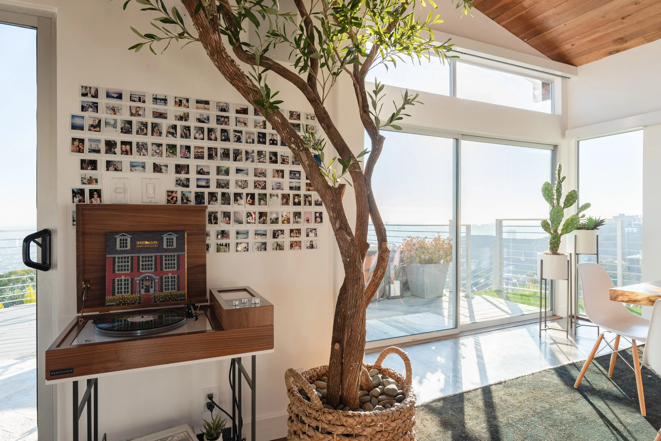 Shinybones House_Living and Dining 12MP 03.jpg