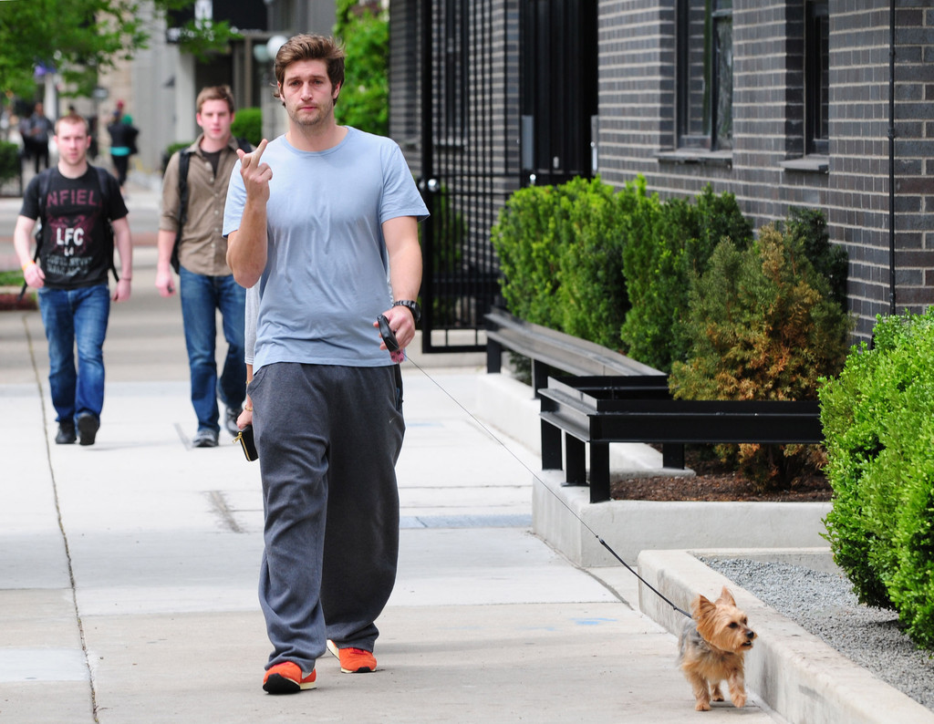 Source: http://www4.pictures.zimbio.com/fp/Kristin+Cavallari+Jay+Cutler+Walk+Flips+Off+jdGoBkHl0N-x.jpg