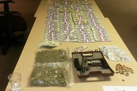 http://a4.espncdn.com/combiner/i?img=%2Fphoto%2F2015%2F0204%2Fnfl_crime_scene_600x400.jpg&w=570