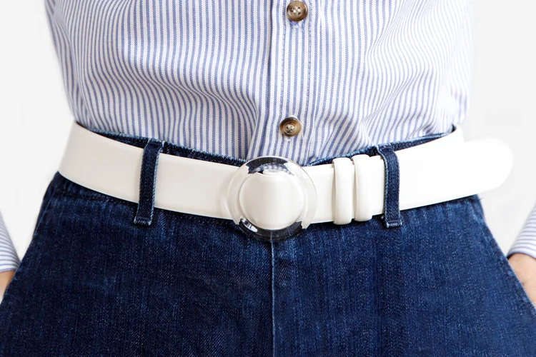 medium_Imago-A_LuciteBuckleBelt-Blanc_1.jpg