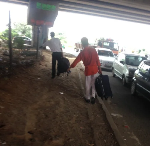 That one time Joli shamelessly had two lovely men help carry her bags to an Uber around the corner in New Delhi, India. Those roads were NOT made for wheeled luggage. 
