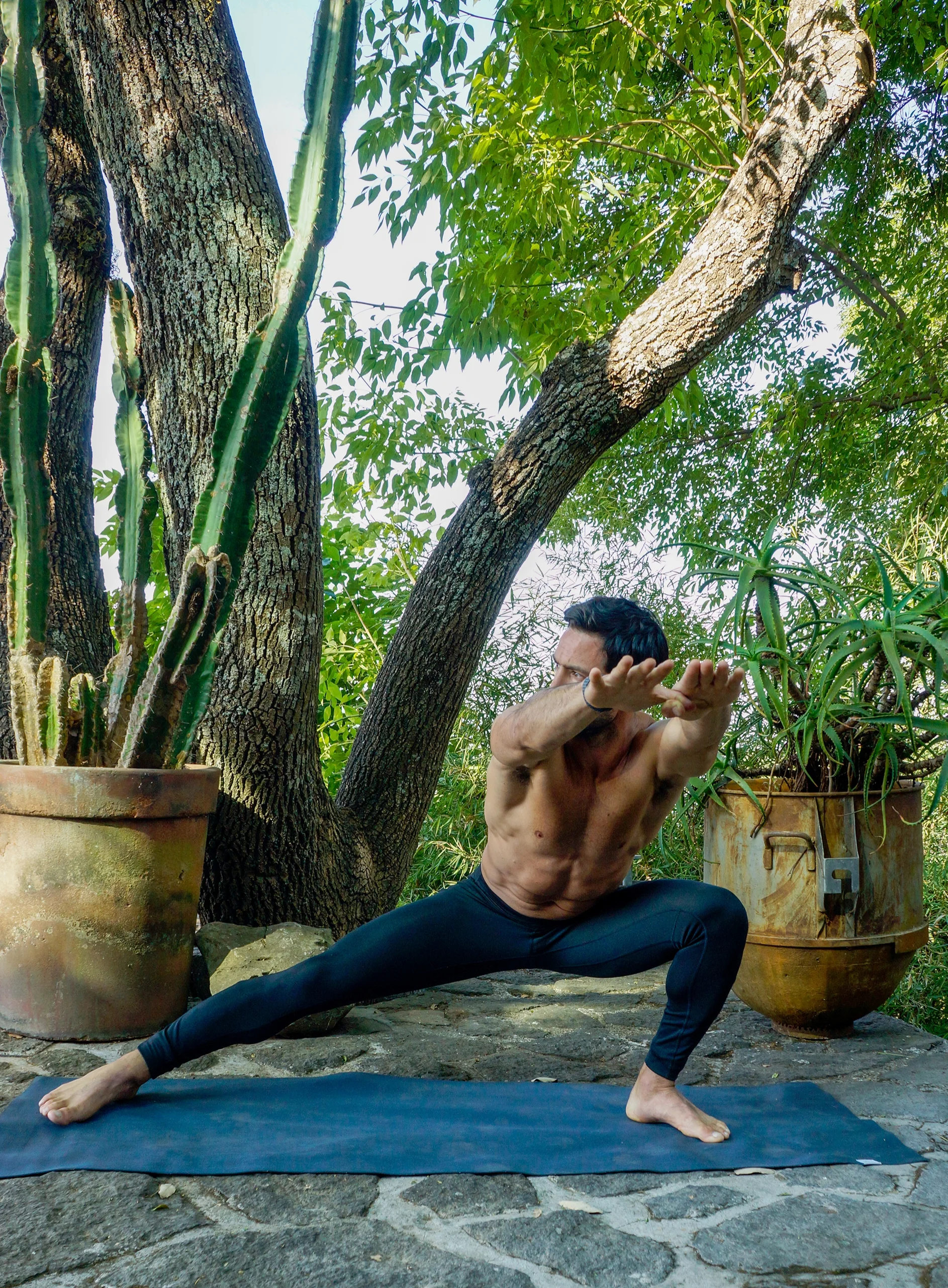 SKANDĀSANA : Side Lunge