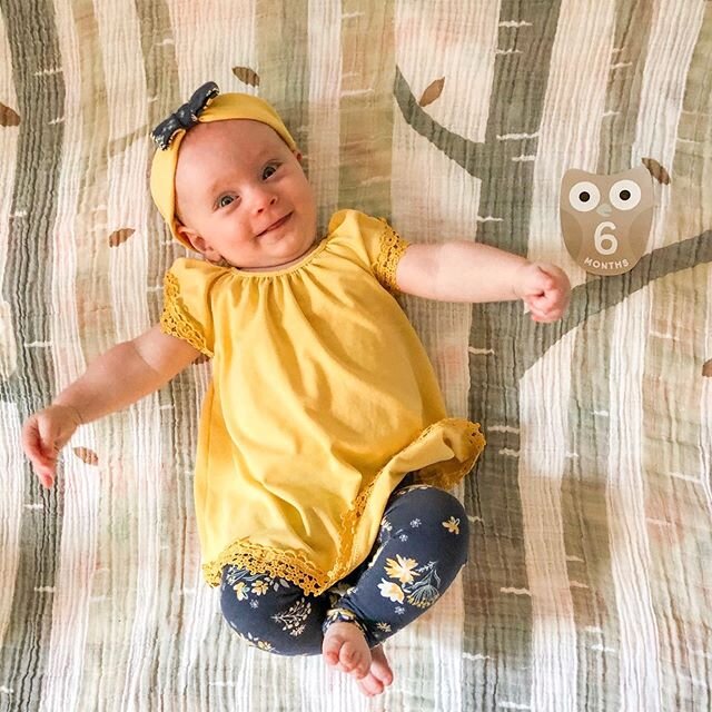 Happy half birthday to Amelia Joy! This month, she figured out how to roll from her back to her belly and how to pick up toys with her feet 😂 She loves practicing sitting and booty-scooching her way around. Singing, bouncing and dancing (and especia