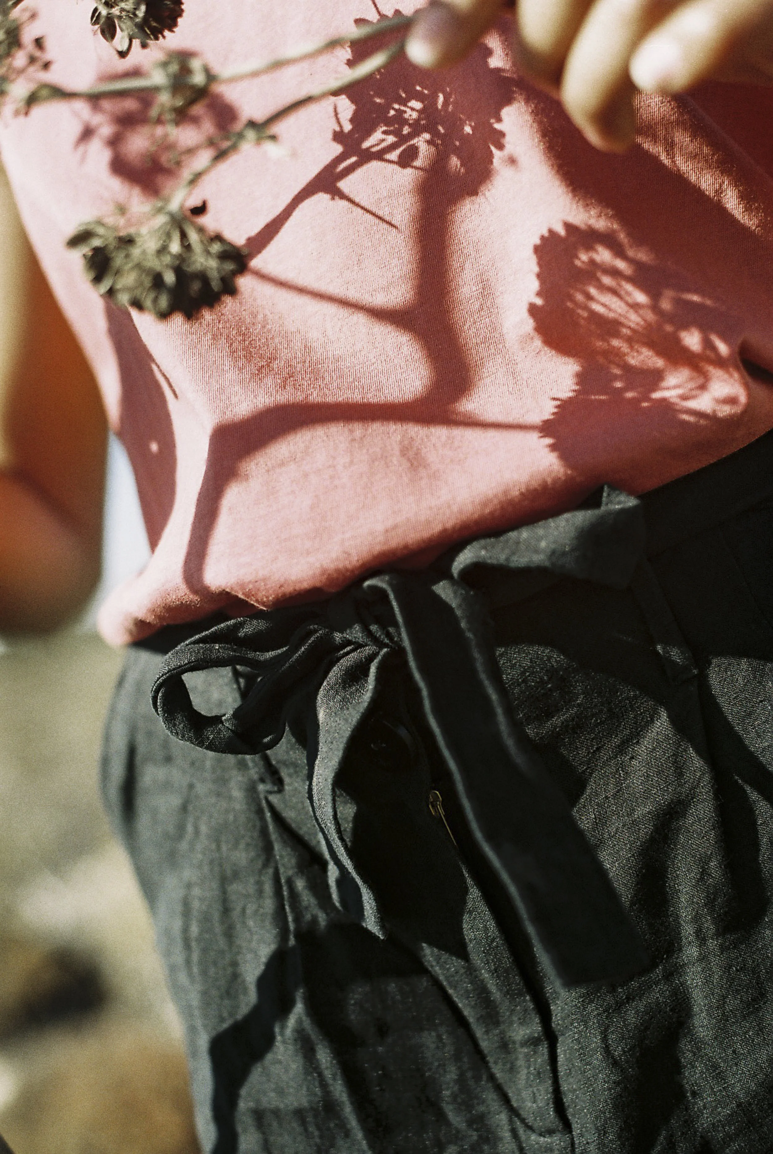 JF_SS18_Campaign_Olivia_Shirt_dusty-red_Mara_Shorts_black_1.jpg