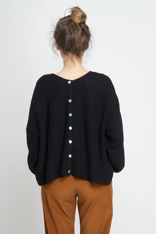 JF_AW18_Lookbook_Rapha_Cardigan_black_Macondo_Trousers_ochre_1.jpg