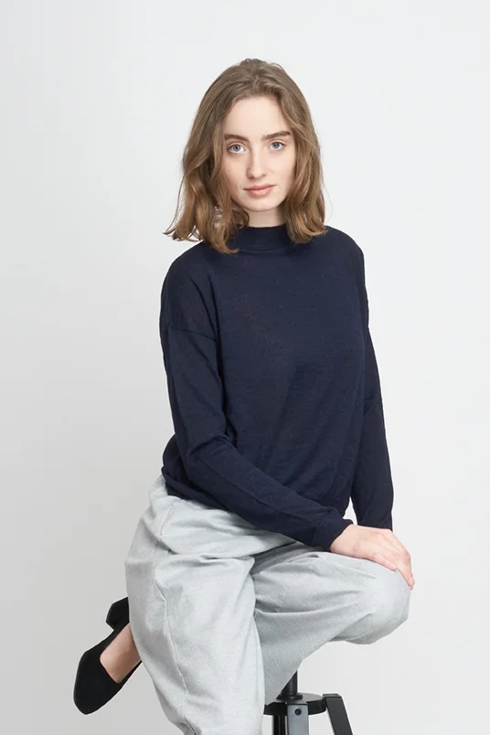 JF_AW18_Lookbook_Arvo_Sweater_navy-blue_Charlotte_Trousers_cloud-grey_1.jpg