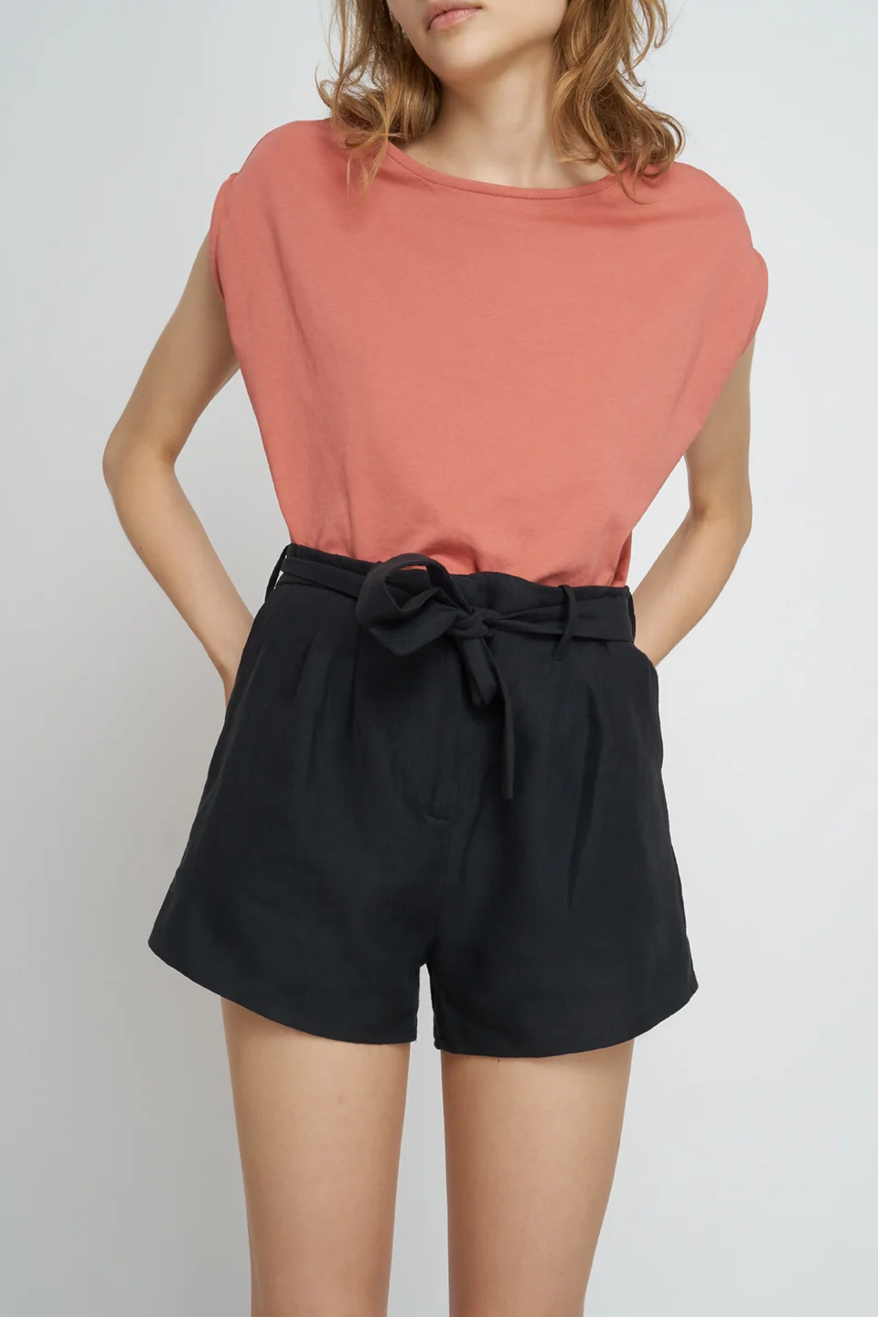 JF_SS18_Lookbook_Olivia_Shirt_dusty-red_Mara_Shorts_black_4.jpg