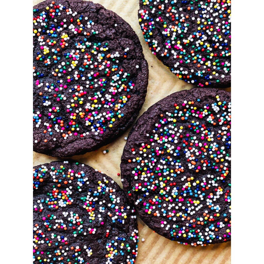 I haven't made a lot of cakes lately but that doesn't mean that I'm not baking. I had a little bit of chocolate cookie dough leftover from my Valentine's cookie boxes so I added some sprinkles and voila, new cookies 🍪⁠
.⁠
.⁠
.⁠
.⁠
.⁠
.⁠
.⁠
.⁠
.⁠
.⁠
