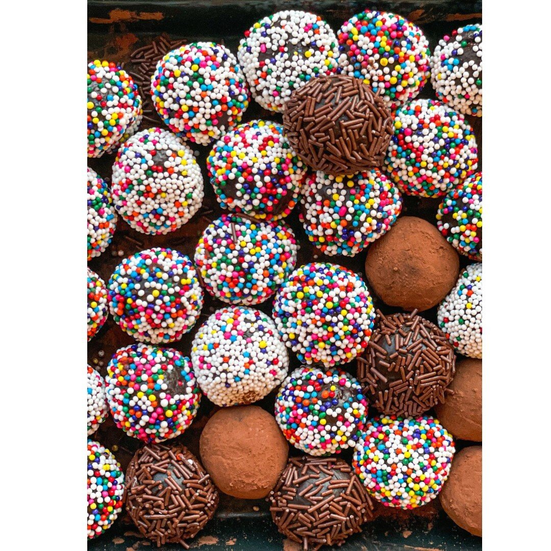 I was on a sprinkle kick this past week. First, chocolate cookies and then my husband's favorite: brigadeiros. ⁠
.⁠
.⁠
Recipe on betsybakes.com⁠
.⁠
.⁠
.⁠
.⁠
.⁠
.⁠
.⁠
.⁠
.⁠
.⁠
#betsybakes #food52 #bakersofinstagram #cookie #instabake #foodblogfeed #ba