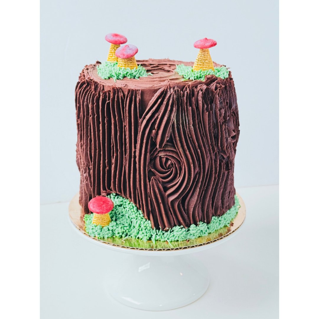 Cake #4 of 2025: Three layers of chocolate cake filled with white chocolate buttercream and decorated for an enchanted forest themed bridal shower.💕⁠
⁠
.⁠
.⁠
.⁠
.⁠
.⁠
.⁠
.⁠
.⁠
.⁠
.⁠
.⁠
#betsybakes #food52 #bakersofinstagram #cookie #instabake #foodb