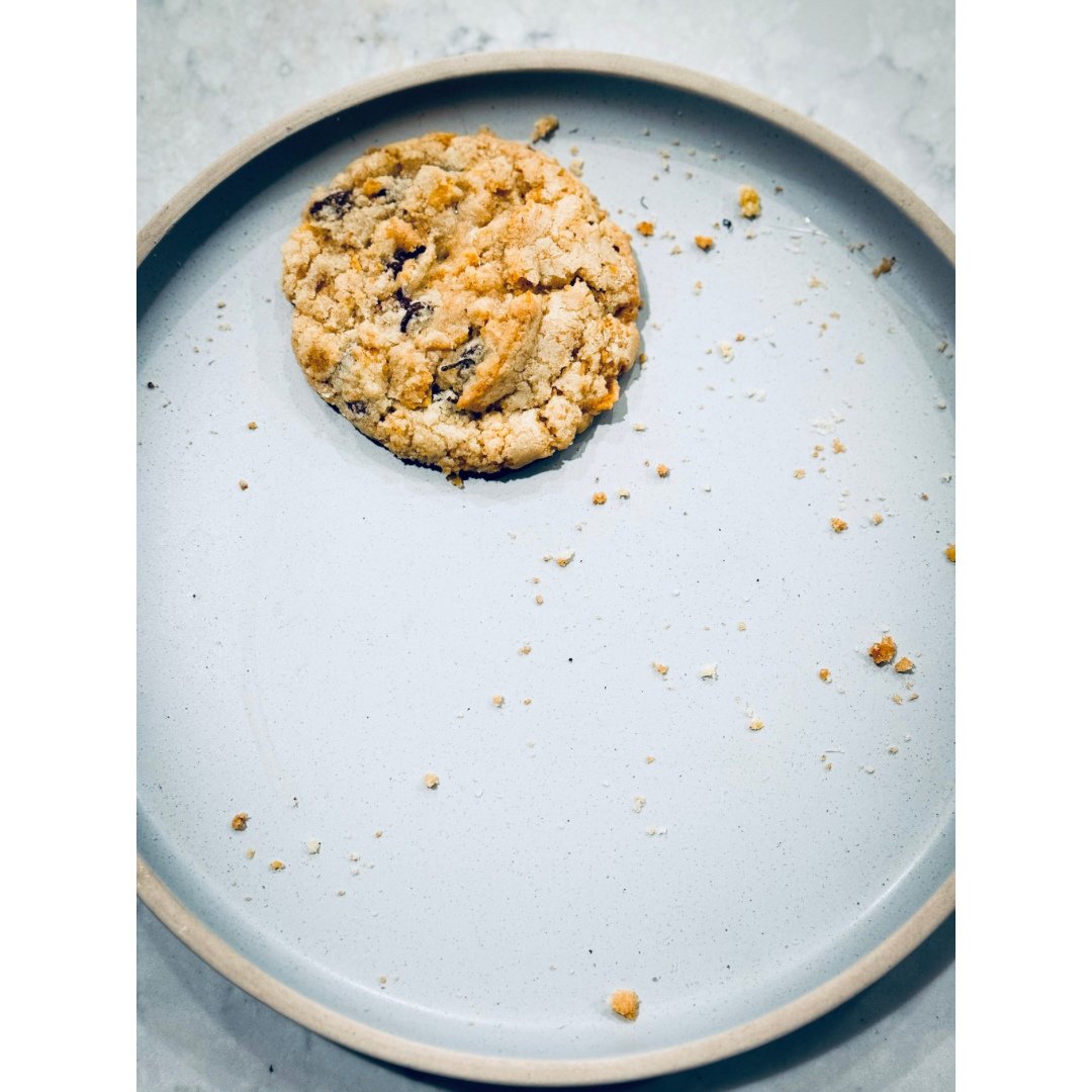 I took one for the team the other day and ate the last cookie on the plate. And this cookie is hands down the best cookie in the world: cornflake chocolate chip marshmallow.⁠
.⁠
.⁠
Please go make a batch (recipe link in my profile)