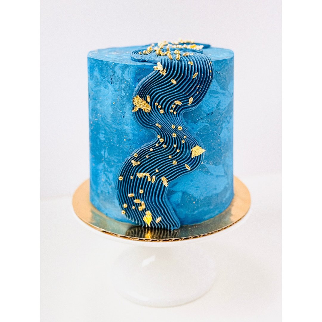 Cake #10 of 2025: A three layer vanilla cake decorated to honor the recent grad's high school colors (royal blue and gold) and future college colors (navy blue and gold) 🎉⁠
.⁠
.⁠
.⁠
.⁠
.⁠
.⁠
.⁠
.⁠
.⁠
.⁠
.⁠
.⁠
.⁠
#betsybakes #food52 #bakersofinstagra