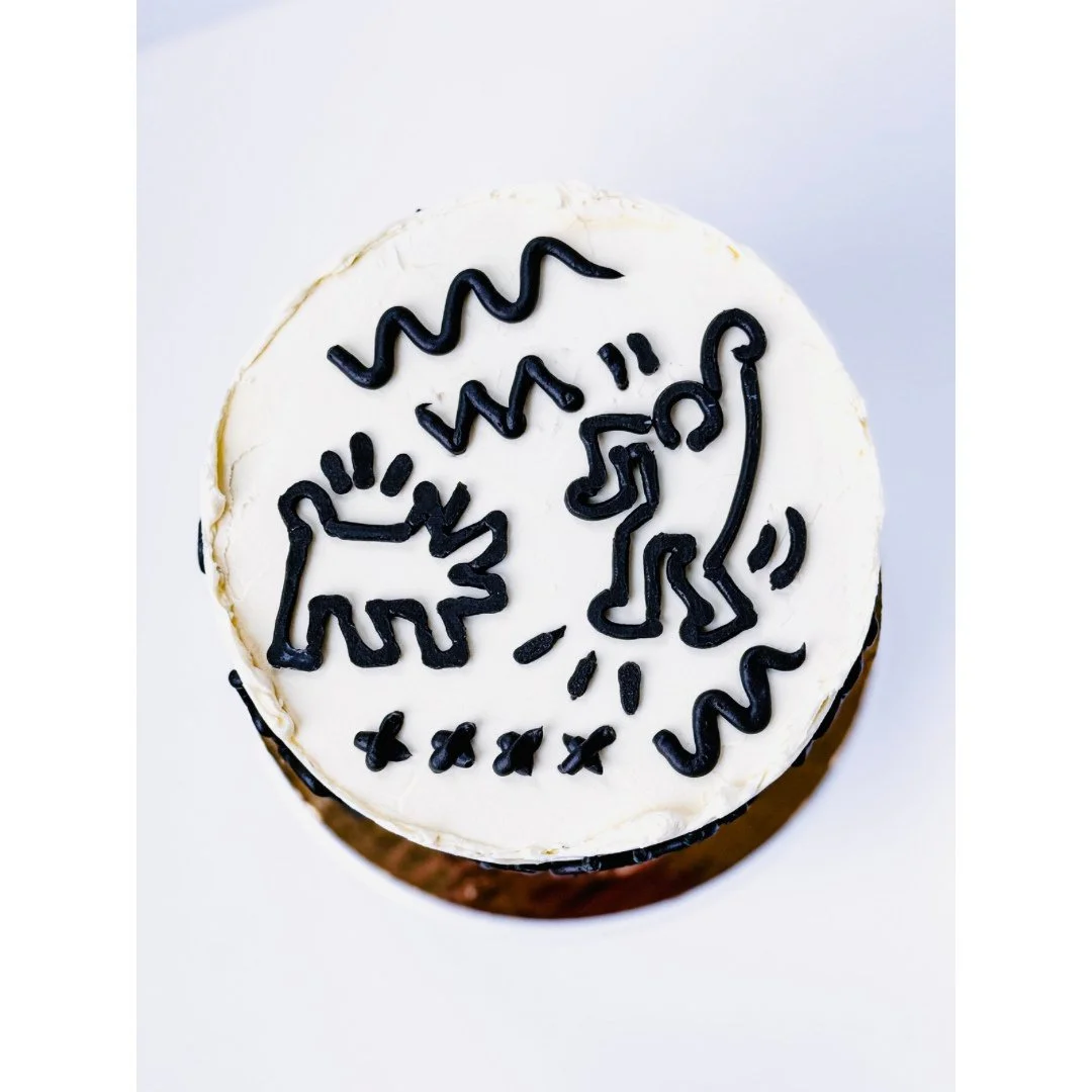 Cake #4 of 2026: I have been waiting my entire life for someone to ask me for a Keith Haring inspired cake (in fact, I gasped when I got the request 🩷). Here it is: three layers of yellow cake filled with chocolate buttercream and covered in some gr