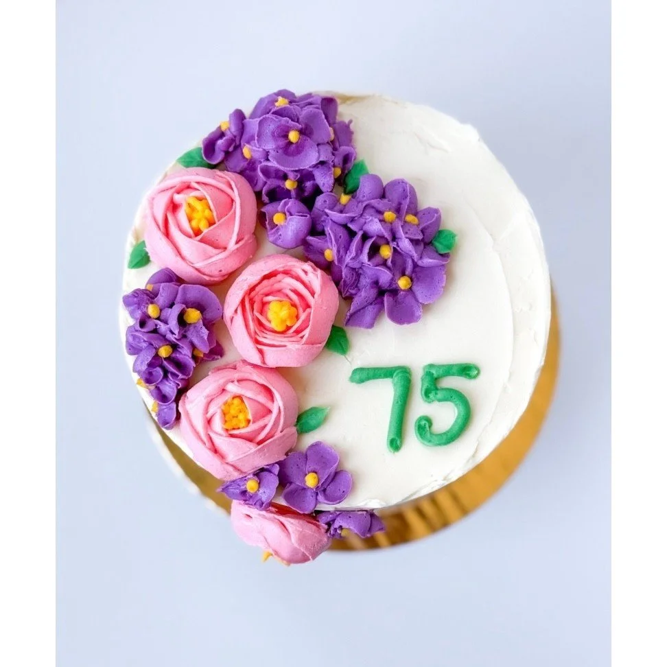 Cake #5 of 2026: Chocolate cake with white chocolate buttercream decorated with peonies and hydrangeas for a lucky 75 year old. Hopefully the flowers will bring actual spring to us 🌸⁠
.⁠
.⁠
.⁠
.⁠
.⁠
.⁠
.⁠
.⁠
.⁠
.⁠
.⁠
.⁠
#betsybakes #food52 #bakersof