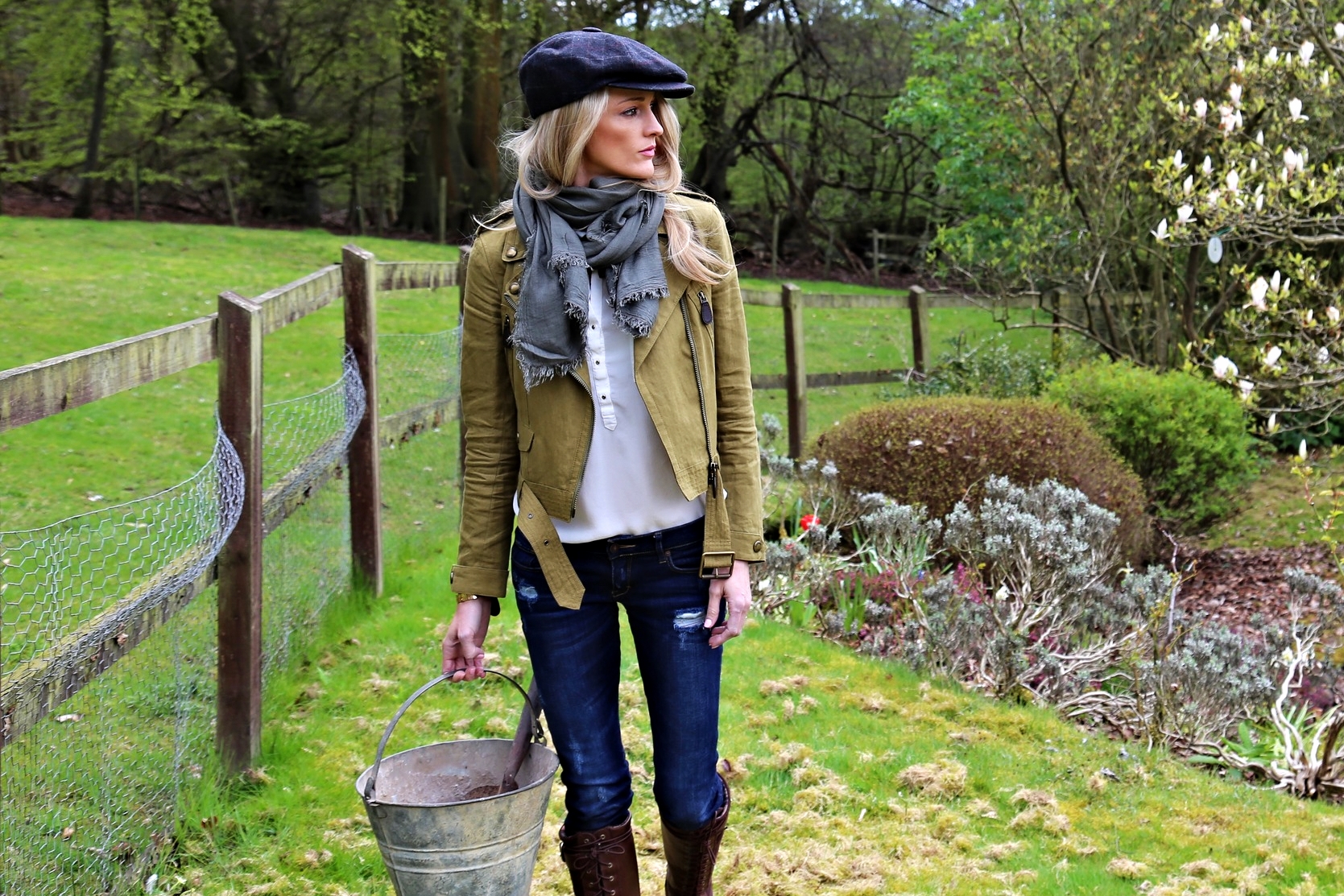 Jacket: Burberry, Jeans: Abercrombie & Fitch, Top: Massimo Dutti, Skarf: Zadig & Voltaire, Hat: Harrys of London