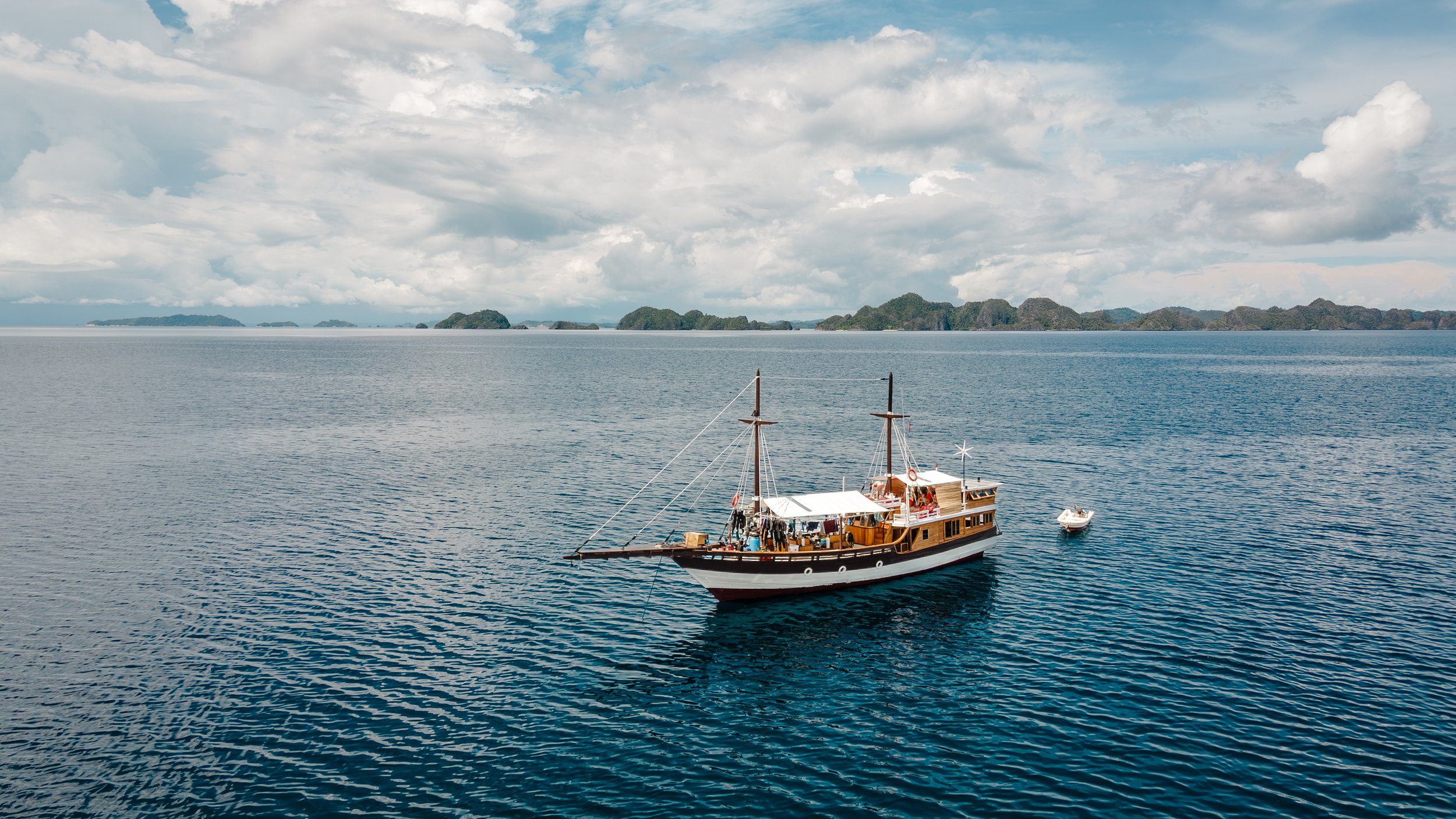 Paradise Liveaboard Indonesia Kira Kira Akomo Isseki Raja Ampat Komodo Banda Sea Scuba Diving Snorkeling Charter Liquid Adventures Indonesia Direct Booking.jpeg