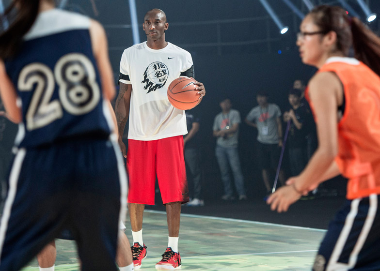 Nike-LED-basketball-court_dezeen_784_3.jpg