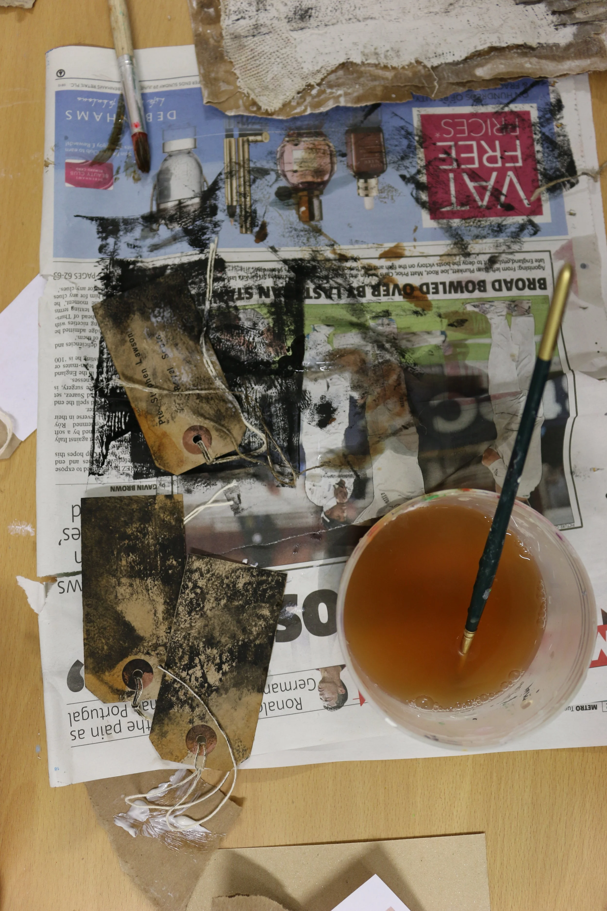  As part of the workshops at Gerald Moore Gallery in the Autumn of 2014, artist educator Georgia Naish led a workshop exploring collage, layering and mixed media using imagery responding to the WW1 centenary. &nbsp; 