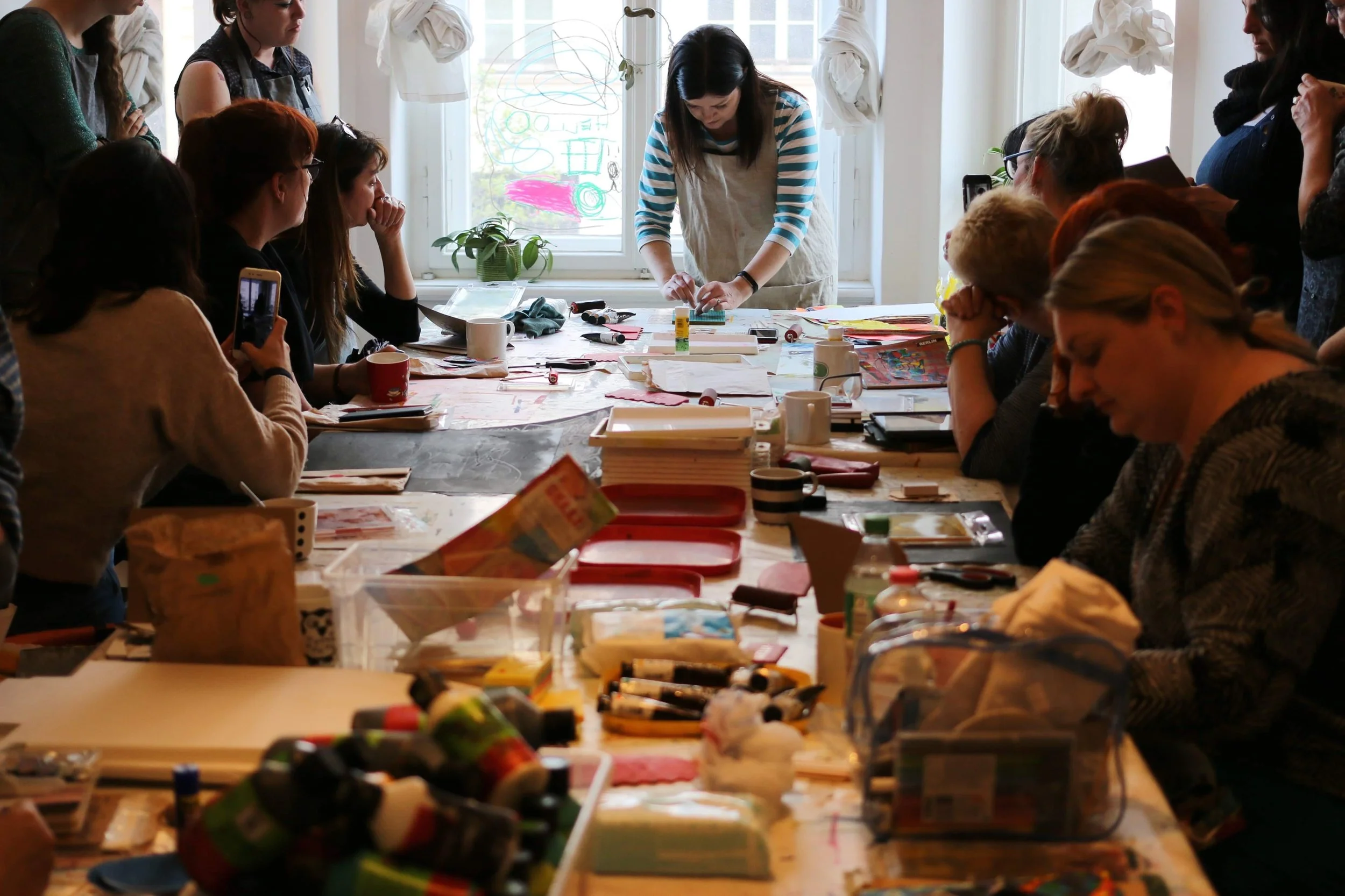  This is Georgia Naish leading a Gelli plate workshop. (Image by Harriet Poole.)  