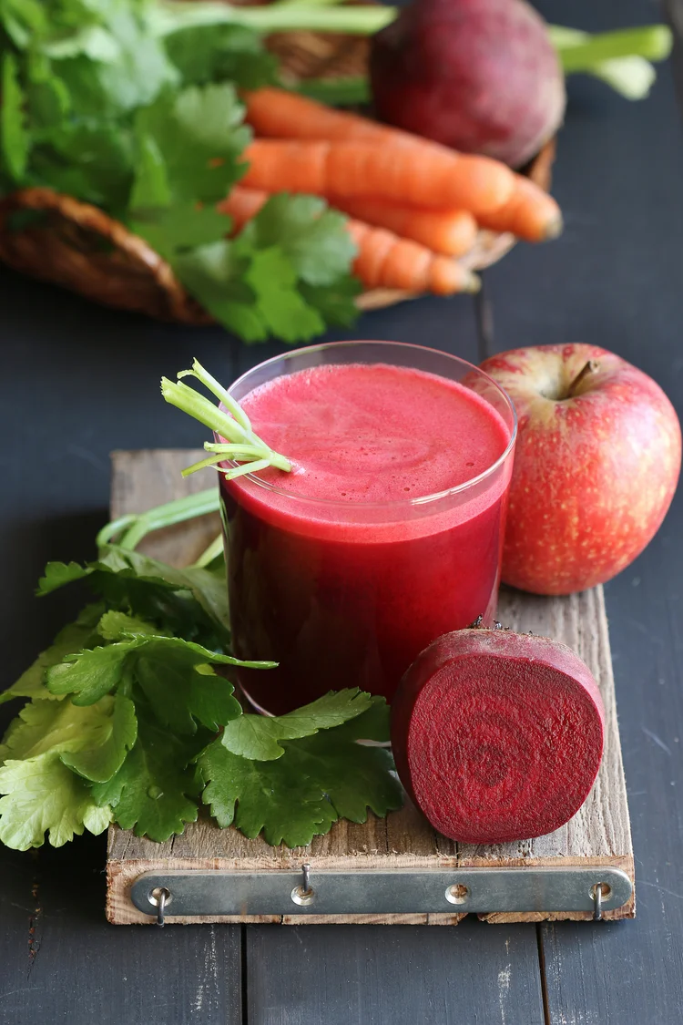 Bester Kickstarter in den Tag - der Rote Beete-Apfel-Karotten Smoothie ...