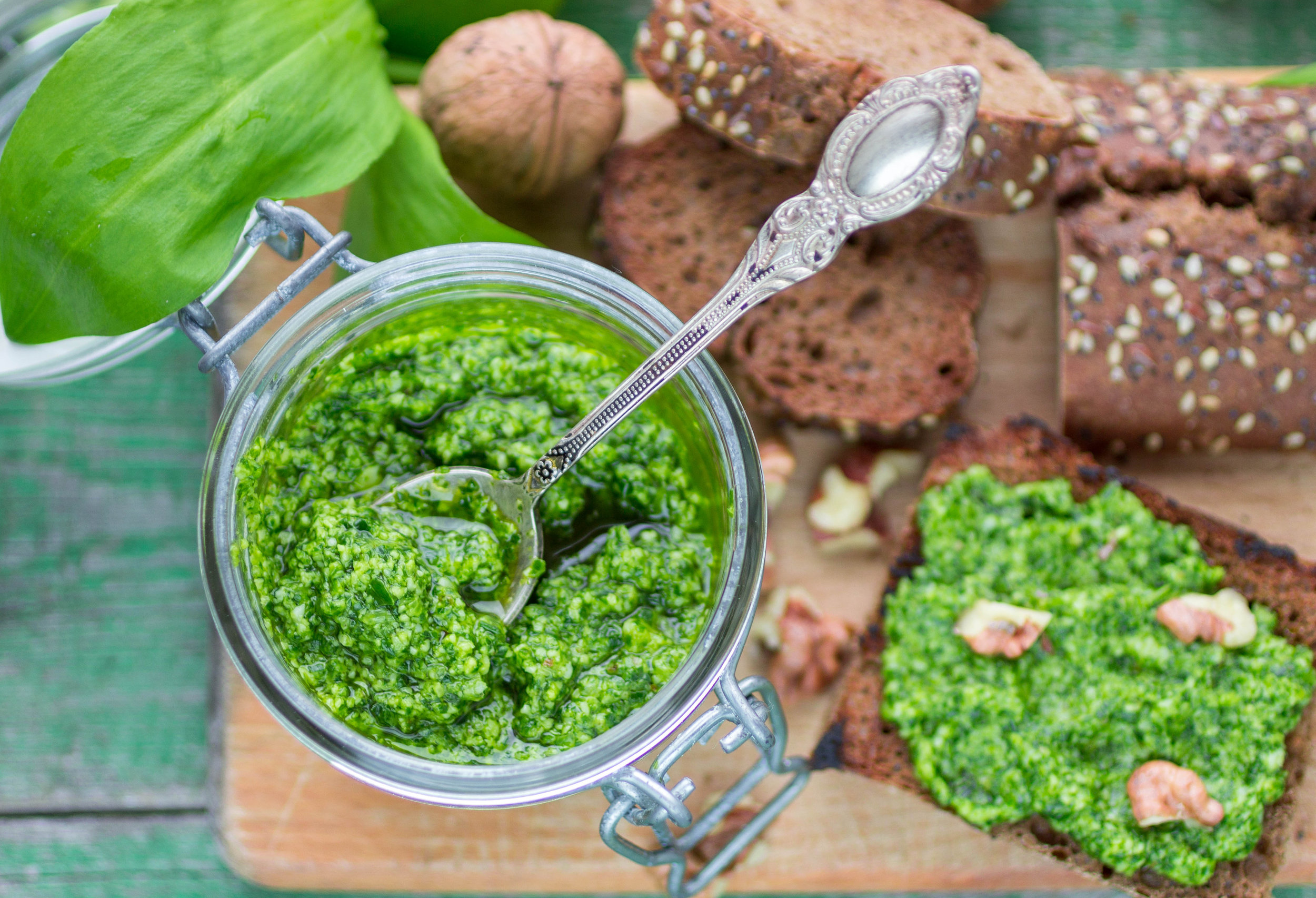 Das frische Pesto passt gut zu Pasta, auf Spargel, Fleisch oder direkt auf's Brot und hält sich im Kühlschrank einige Monate. 