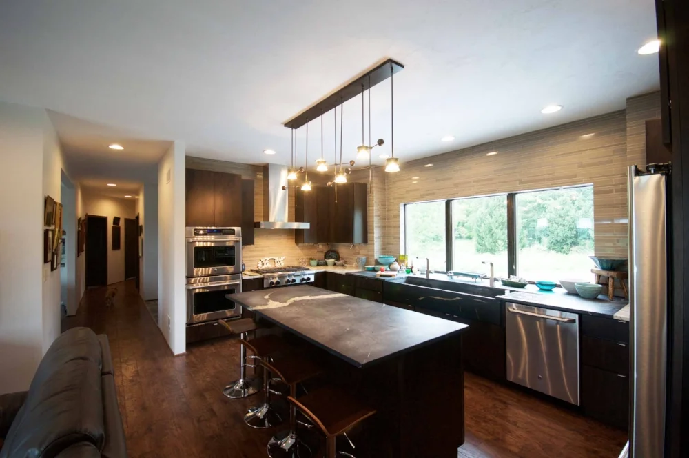 kitchen long.jpg