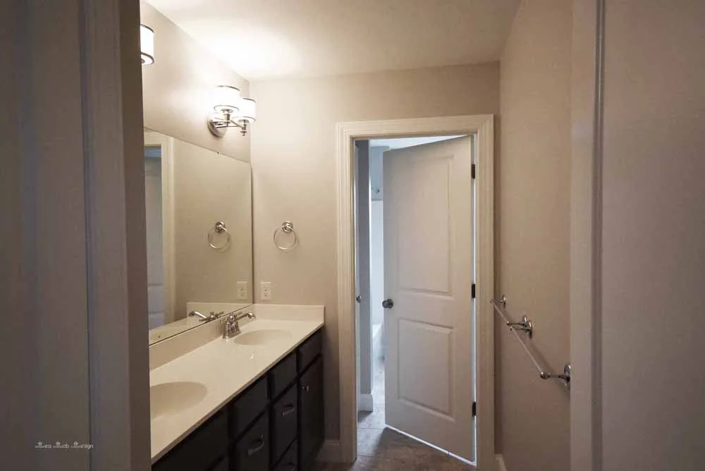 upstairs bath.jpg