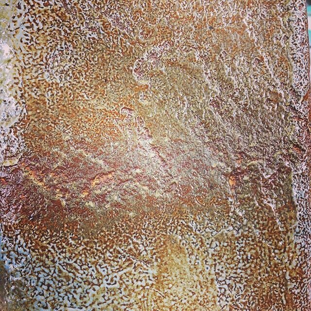 That wood fired flash can&rsquo;t be beat.  Detail shot of textured sculpture.
#woodfiredceramics #texturedclay #stoneware #flashingslip #ceramics #clay #woodfired #pottery