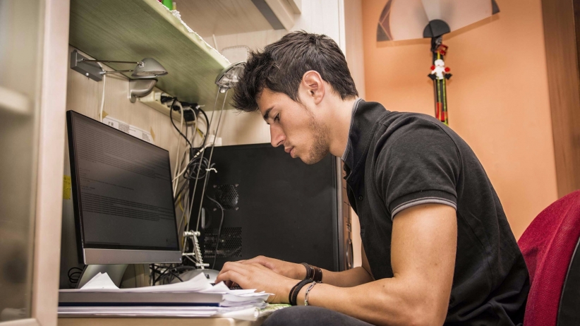 4 Tips for Working Comfortably at Your Desk