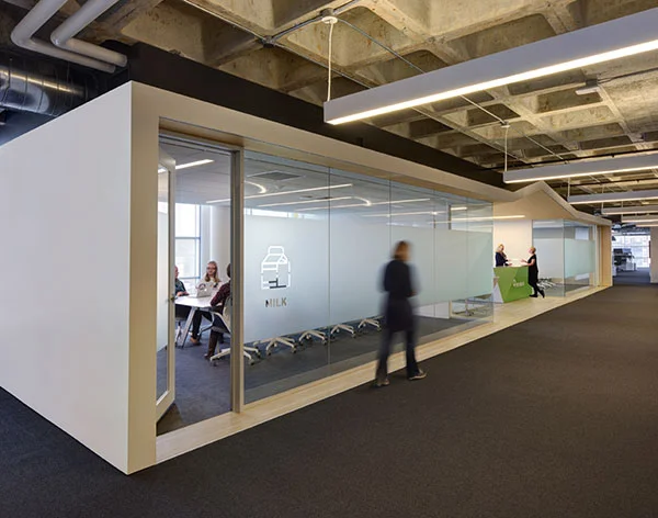5 SIMPLE WAYS TO GIVE YOUR WORKPLACE A MAKEOVER