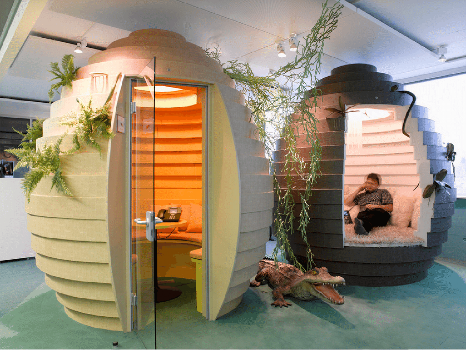 Fascinating photos show the best and worst office designs for employees
