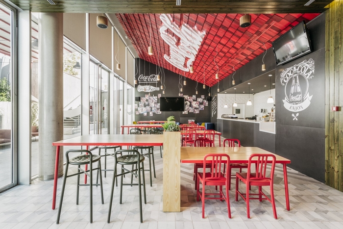 Coca-Cola-Cafeteria-by-Stone-Designs-1-700x467.jpg