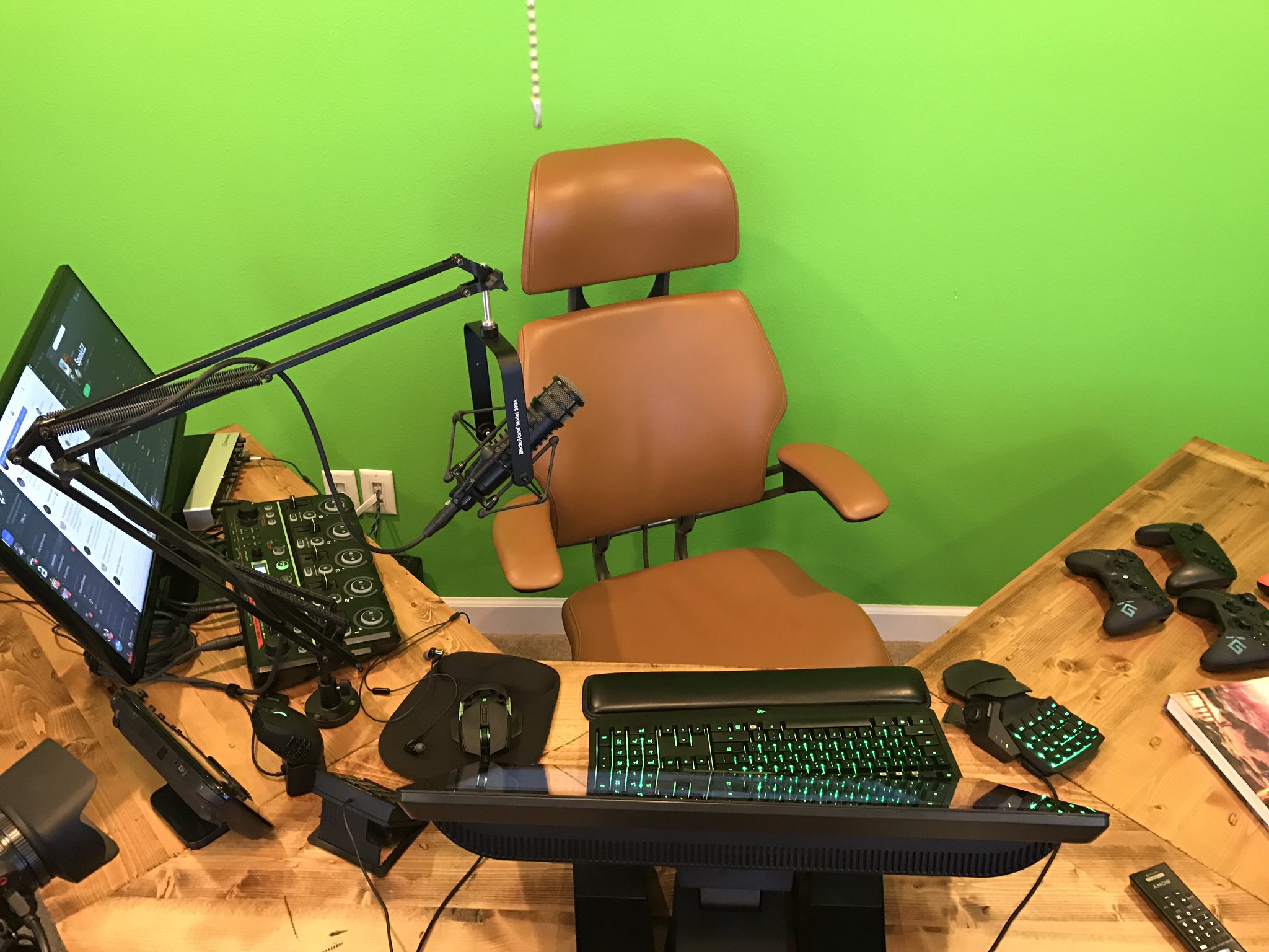 Gothalion Live in a couple hours. New command station is up and running https://t.co/nYW6qY0yEW 6/23/17, 6:12 AM