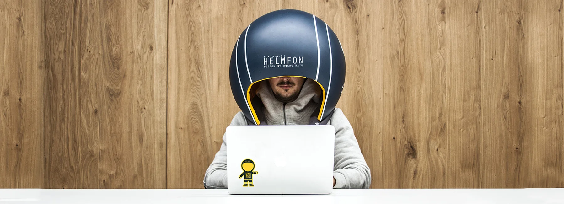 hochu rayu's unique helmet gives personal space and fully blocks office noise